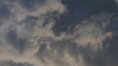 Gökyüzünde hareket eden bulutlar. Doğa arkaplanı. 