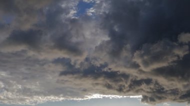 Gökyüzünde hareket eden bulutlar. Doğa arkaplanı. 
