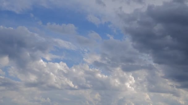 Des nuages en mouvement sur le ciel. Fond naturel. Temps écoulé.