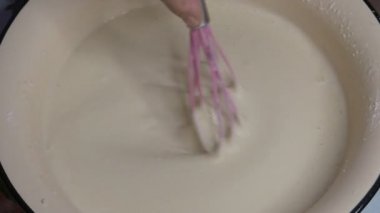 Elle karıştırma hamur tatlı ve pasta için görünümünü.