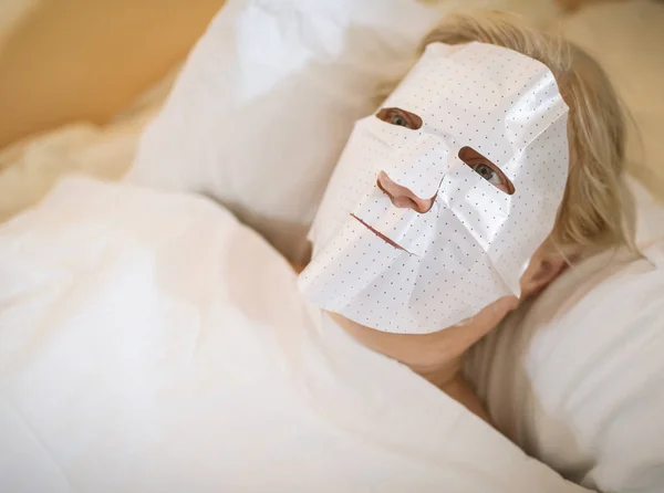 Woman Cosmetic Mask Home — Stock Photo, Image
