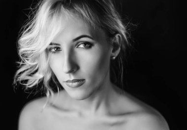 Güzel bir genç kadının siyah beyaz portresi..