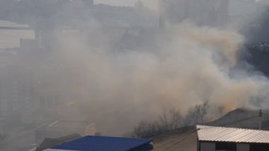 Vladivostok, Rusya Federasyonu - 30 Nisan 2018: Kuru ot şehirde itfaiye söndürmek.