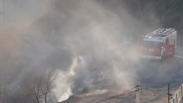 Vladivostok Russia April 2018 Firefighters Extinguish Dry Grass City — Stock Video