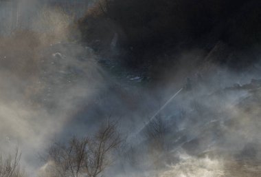 Vladivostok, Rusya Federasyonu - 30 Nisan 2018: Kuru ot şehirde itfaiye söndürmek.