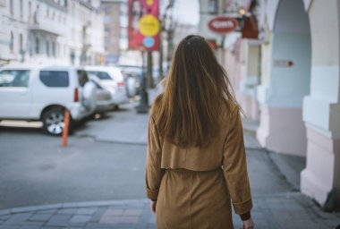 Gizli bir esmer kız portresi. Arkadan görüntülemek.