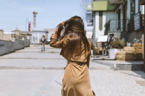 Retrato Uma Menina Morena Capa Vista Trás — Fotografia de Stock