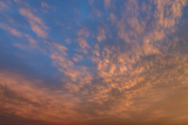 Dramatisk Solnedgång Himmel Med Orange Färgade Moln — Stockfoto