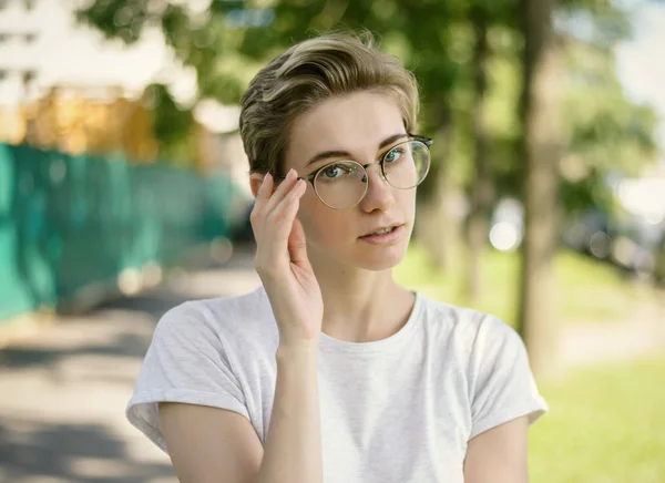 Portret Van Een Mooie Jonge Vrouw Met Een Bril — Stockfoto