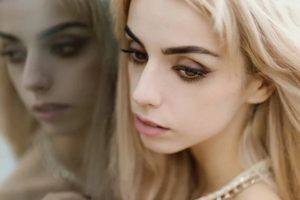 Portrait Une Belle Blonde Réflexion Dans Miroir — Photo