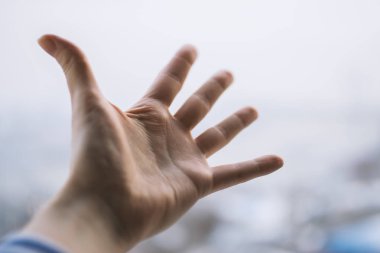 Gökyüzüne doğru uzayan bir adamın elini. Renk tonlu görüntü. Seçici odak.