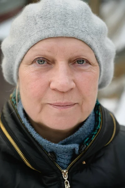 Retrato Invierno Una Hermosa Anciana — Foto de Stock