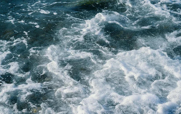 Κύματα Στην Ακτή Seafoam Επιλεκτική Εστίαση Ρηχό Βάθος Πεδίου — Φωτογραφία Αρχείου