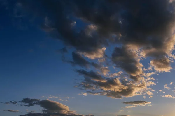Blauwe Lucht Met Donkere Wolken Natuur Achtergrond — Stockfoto