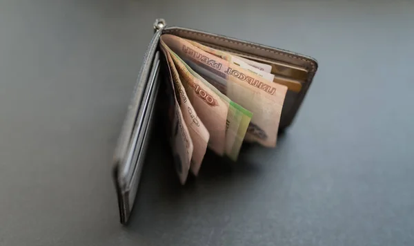 暗い背景に財布の中のロシアのお金 — ストック写真