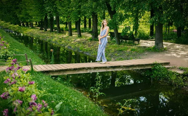 Portrét Krásné Mladé Ženy Létě — Stock fotografie