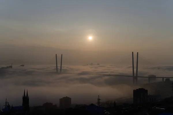 Vladivostok Şehir Manzarası Gün Işığı Şehrin Üzerinde Sis Var — Stok fotoğraf