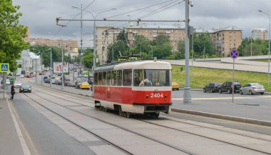 MOSCOW, RUSSIA - 6 Haziran 2016: Eski kırmızı şehir tramvayı.