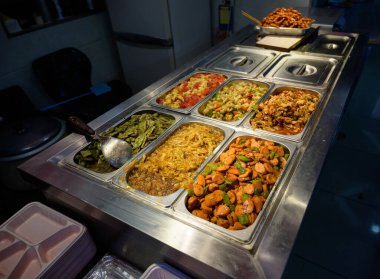 MİSHAN, ÇİN - 28 Temmuz 2019: Çin mutfağında self servis büfesi. Seçici odak.