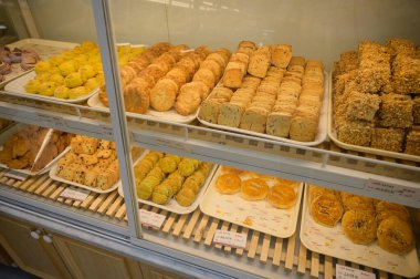 MİSHAN, ÇİN - 28 Temmuz 2019: Çin dükkanında çeşitli fırınlanmış ürünler. Seçici odak.