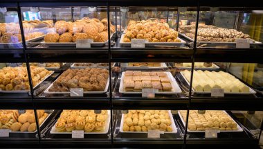 MİSHAN, ÇİN - 28 Temmuz 2019: Çin dükkanında çeşitli fırınlanmış ürünler. Seçici odak.