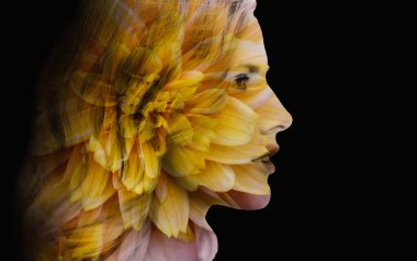 Genç kadın ve çiçeklerin çifte pozu.