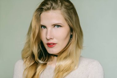 Güzel genç bir kadının portresi. Seçici yumuşak odak.