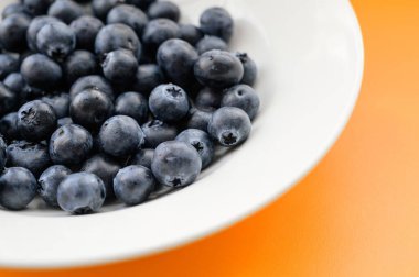 Beyaz tabakta doğal görünen yaban mersini. Seçici odak.