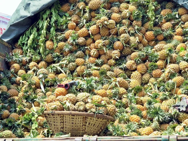 Abacaxi vendido a partir da parte de trás de um caminhão, cidade velha, Daca, Bangladesh — Fotografia de Stock