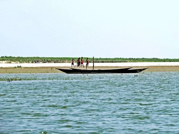 Chlapci Chůzi Směrem Bangladéšskou Vody Řeky Yamuna Brahmaputra Řeka Sariaknadi — Stock fotografie