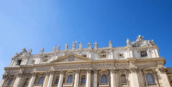 Fachada da Basílica de São Pedro em Roma Contra o Céu Azul — Fotografia de Stock