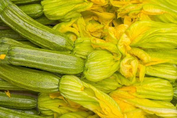 Zucchini und Blumen — Stockfoto