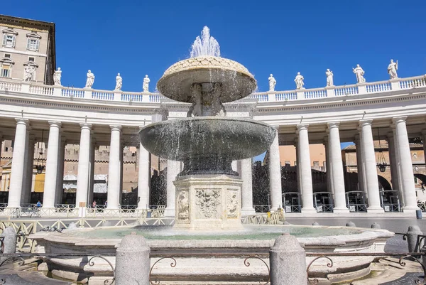 Fonte na Praça de São Pedro em Roma — Fotografia de Stock