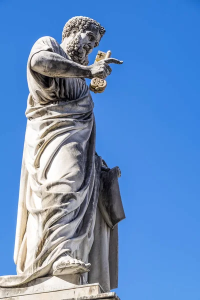 Posąg Świętego Piotra trzyma złoty klucz do nieba na placu Świętego Piotra w Watykanie — Zdjęcie stockowe