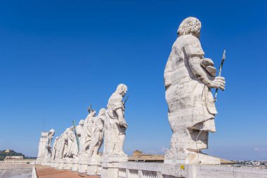 St. Peter Bazilikası mavi gökyüzü karşı Roma'daki Aziz heykelleri 