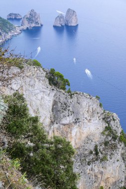 Ben Mount Solaro Capri İtalya zirvesinden görülen Faraglioni kayalar 