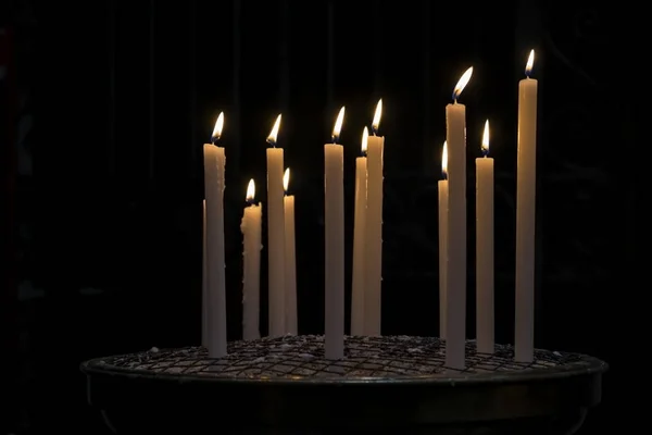 Luces de velas ardiendo en Santa Maria en la Iglesia Trastevere, Roma — Foto de Stock