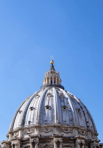 イタリアのローマのサンピエトロ大聖堂のドームの外観 — ストック写真