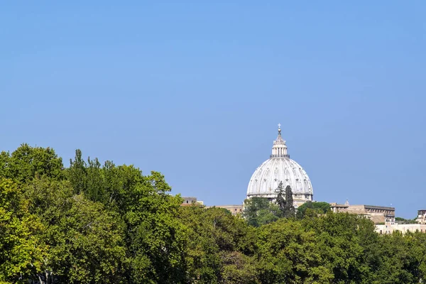 Basílica de São Pedro vista do lado direito do rio Tibre em Roma — Fotografia de Stock