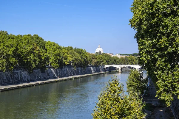 St. Peter's Basilica Seen from Right Side of Tiber River in Rome — Stock Photo, Image