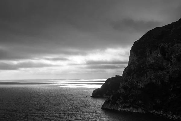 Imagem em preto e branco de um pôr-do-sol sobre o mar Mediterrâneo — Fotografia de Stock