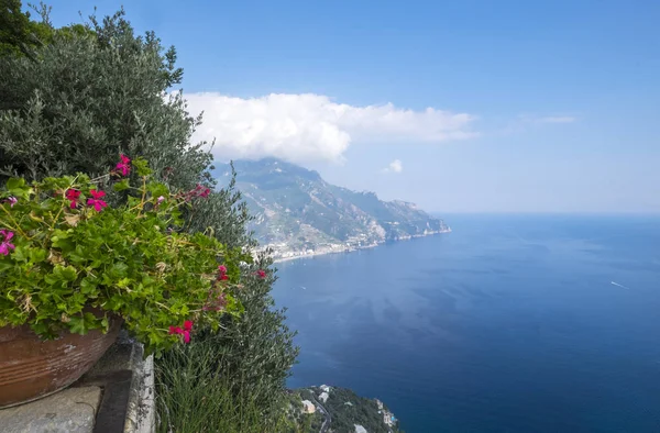 Uitzicht vanaf terras van oneindigheid in Villa Cimbrone tuinen, Ravello, Italië — Stockfoto