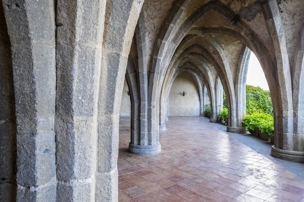 Het klooster van de Villa Cimbrone in Ravello, Italië — Stockfoto