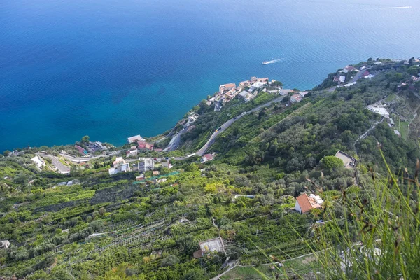 Veduta panoramica di Case, Strade e Mar Mediterraneo dall'alto della città di Ravello sulla Costiera Amalfitana — Foto Stock