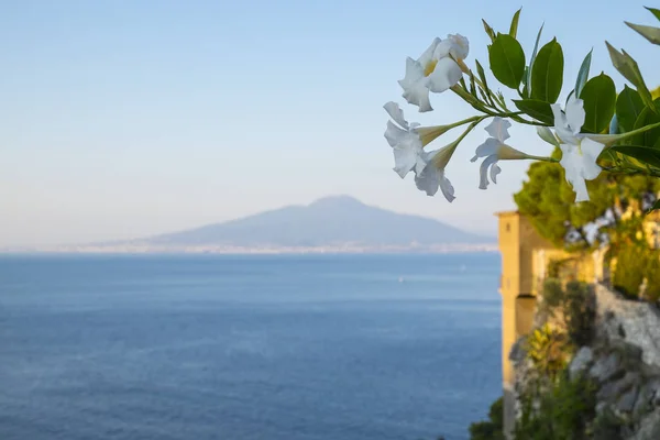 Veduta del Vesuvio da un balcone del Resort a Sorrento — Foto Stock