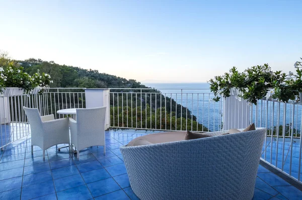 Resort Balcony i Sorrento Italien med utsikt över Medelhavet — Stockfoto