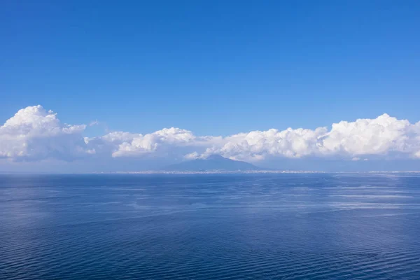 Vista del Vesubio desde Sorrento Italia en un día despejado Fotos de stock libres de derechos
