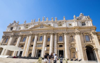 Roma, İtalya - 26 Eylül 2016: Kutsal kapı merhamet, St Peter's Basilica Roma İtalya Aralık 2015 açıldı. Hacılar affetmesi için kapıdan geçmek için dünyanın her yerinden geldi. 