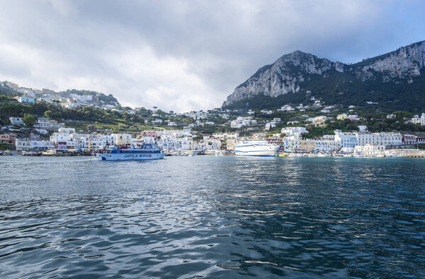 Капри, Италия - 4 октября 2016 г.: Очень оживленная Марина Гранде с лодками, перевозящими туристов и местных жителей, ежедневно приходящих и выходящих из порта
.