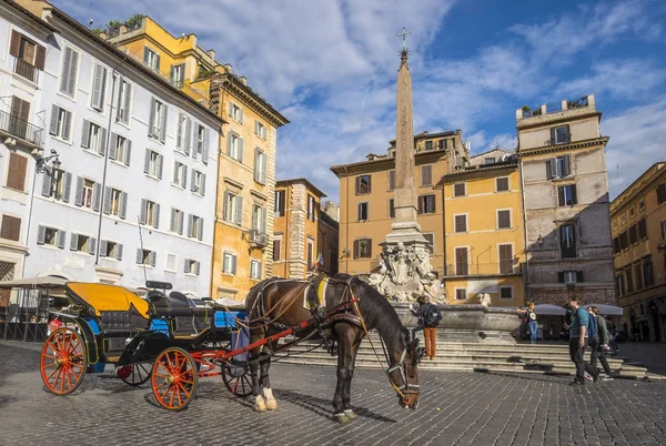 Roma, Itália - 6 de outubro de 2016: Cena da manhã cedo em frente ao Panteão em Roma, com pessoas andando e carruagem puxada a cavalo esperando para dar aos turistas um passeio . — Fotografia de Stock